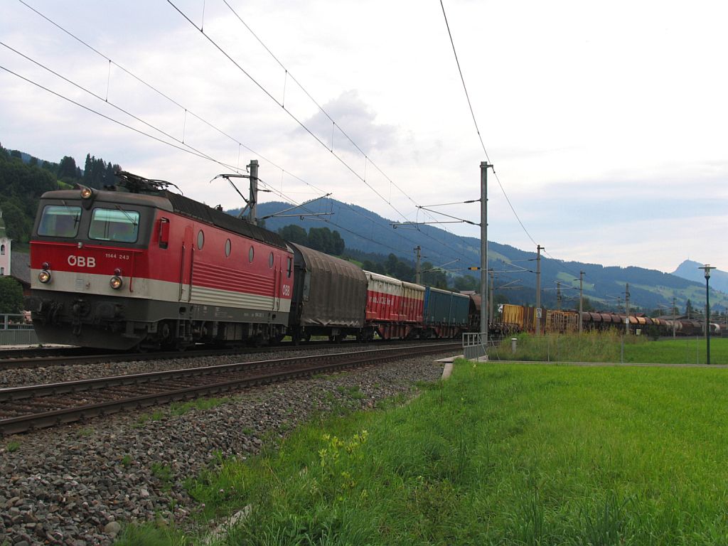 1144 243 mit Gterzug 62430 von Kitzbhel bei Brixen im Thale am 11-8-2010.