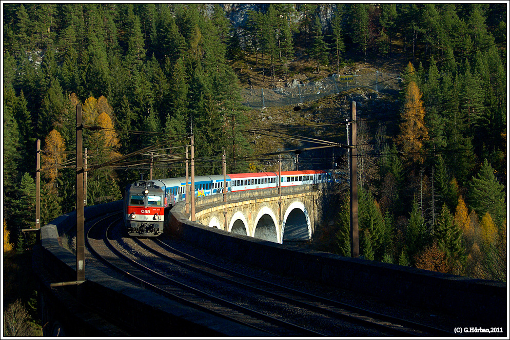 1144 244 mit BB EC 151 Emona am Kalte Rinne-Viadukt bei Breitenstein, 7.11.2011