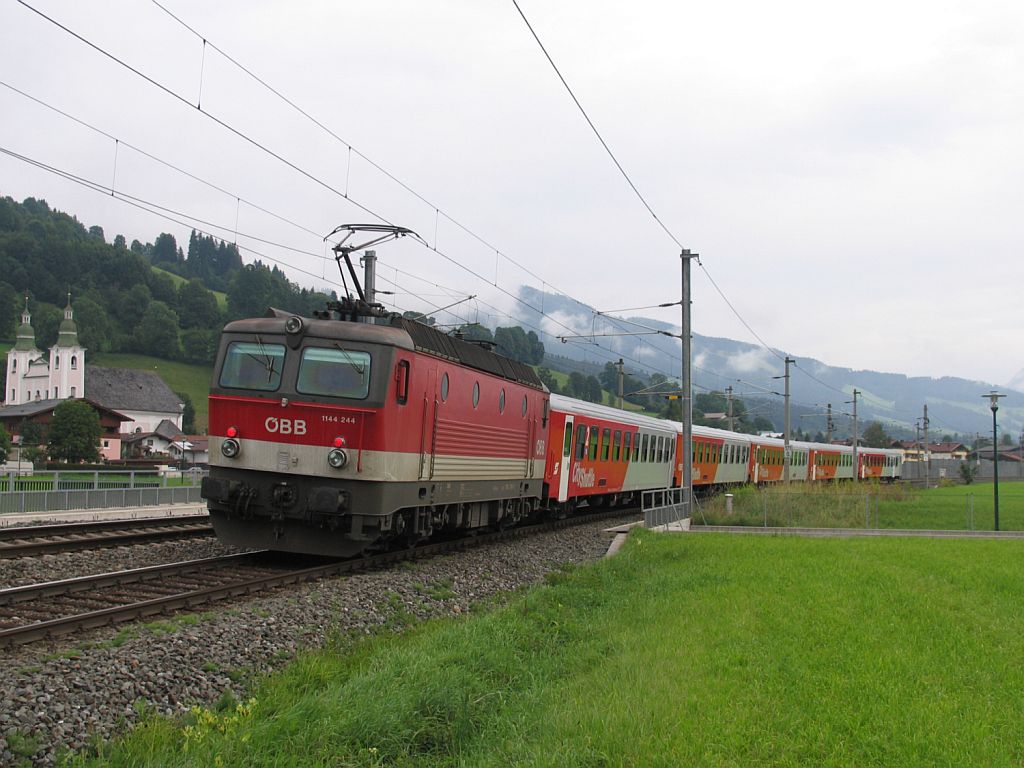 1144 244 mit REX 1509 Wrgl Hauptbahnhof-Salzburg Hauptbahnhof bei Brixen im Thale am 11-8-2010.
