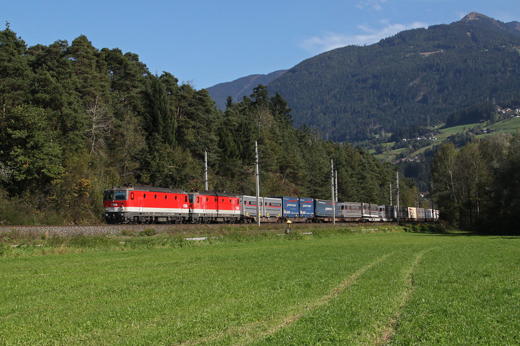 1144 245 + 232 mit einem KLV Zug am 03.10.2012 im Inntal bei Terfens.