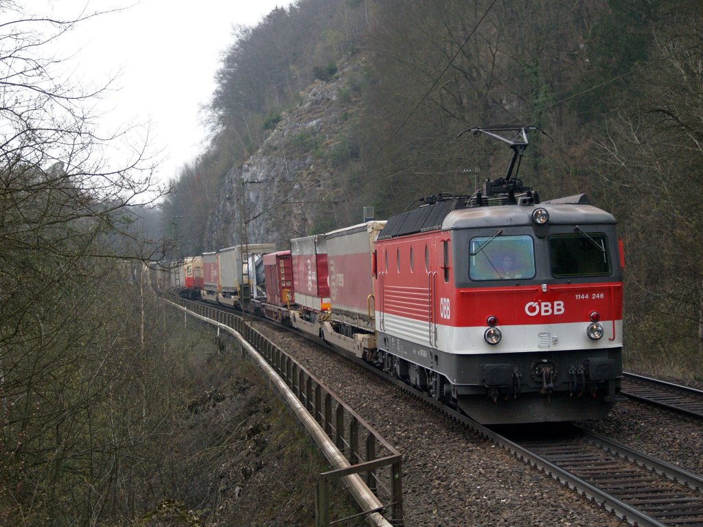 1144-246 am 16.04.2010 mit einem KLV-zug beim Felsentor bei Etterzhausen