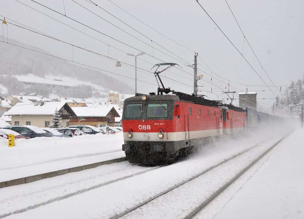 1144 247 und Schwesterlok sind mit einem KLV-LKW Walter auf der Brennerbahn in Richtung Italien unterwegs.Bild entstand in Steinach in Tirol am 24.1.2012.