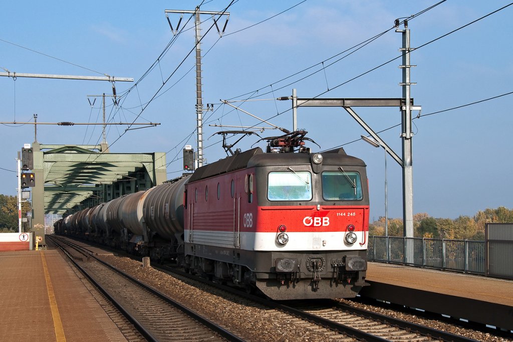 1144 248 mit einem Kesselwagenzug, am 22.10.2012 in Wien Praterkai.