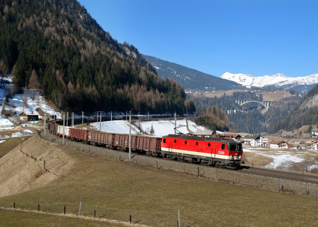 1144 249 mit einem Gterzug am 08.03.2011 unterwegs bei St. Jodok am Brenner.