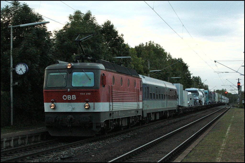 1144 249 mit der RoLa am 30.08.2010 in Kfering. 