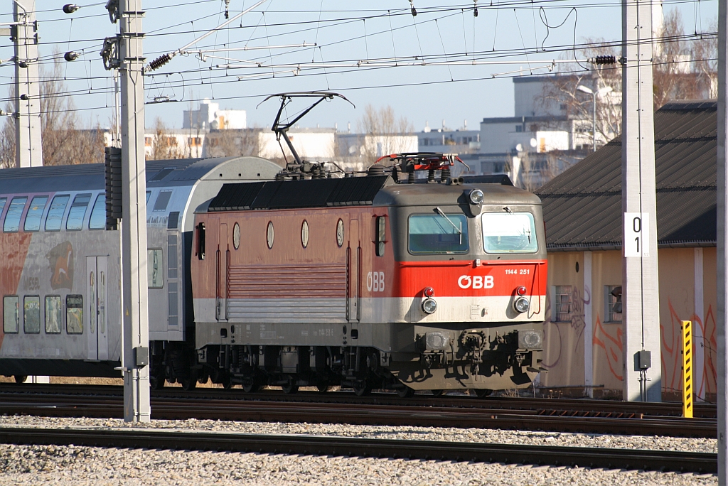 1144 251-6 macht am 03.M�rz 2012 im Bf. Wien Praterstern eine Wendepause.