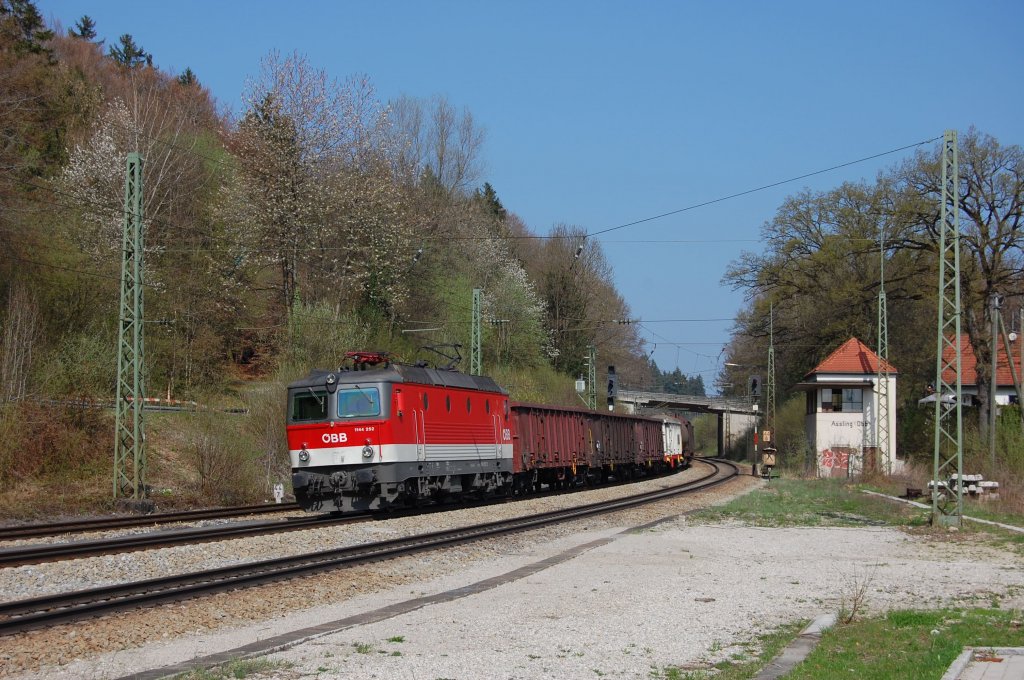 1144 252 mit G�terzug am 09.04.2011 in A�ling