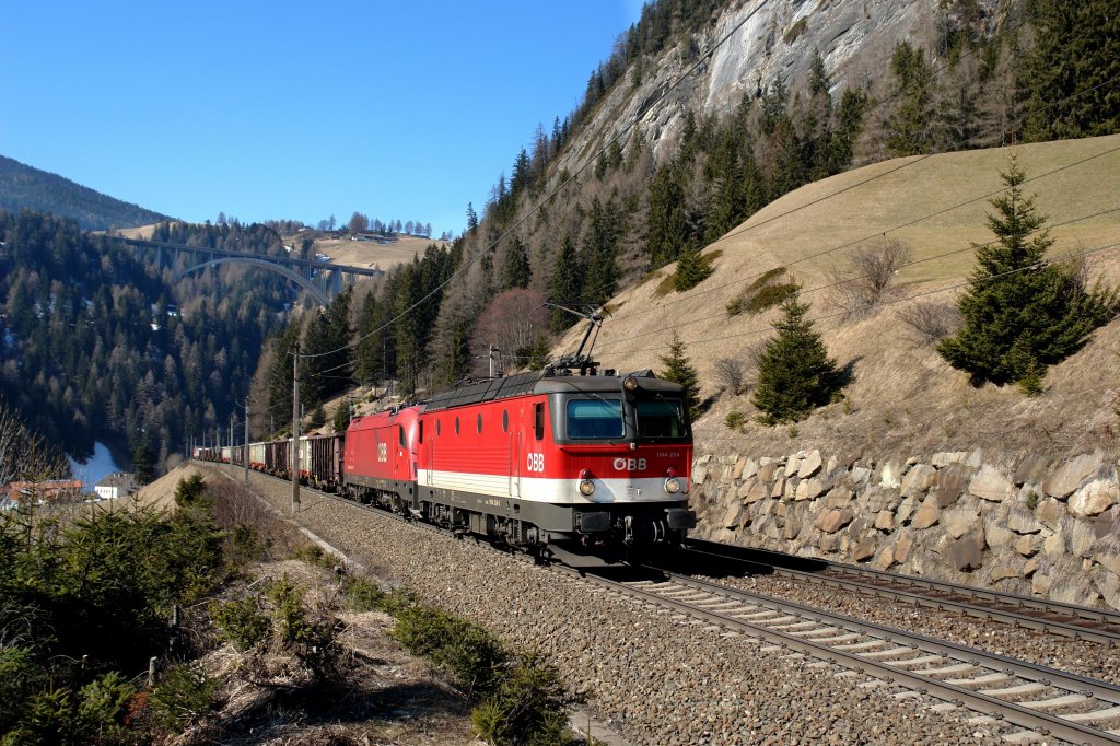 1144 254 + 1216 0xx mit einem Schrottzug am 08.03.2011 unterwegs bei St. Jodok am Brenner.