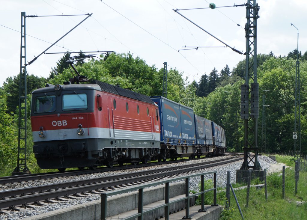 1144 255 mit einem KLV-Ganzzug in Richtung Mnchen im Bahnhof Aling am 31.05.11.