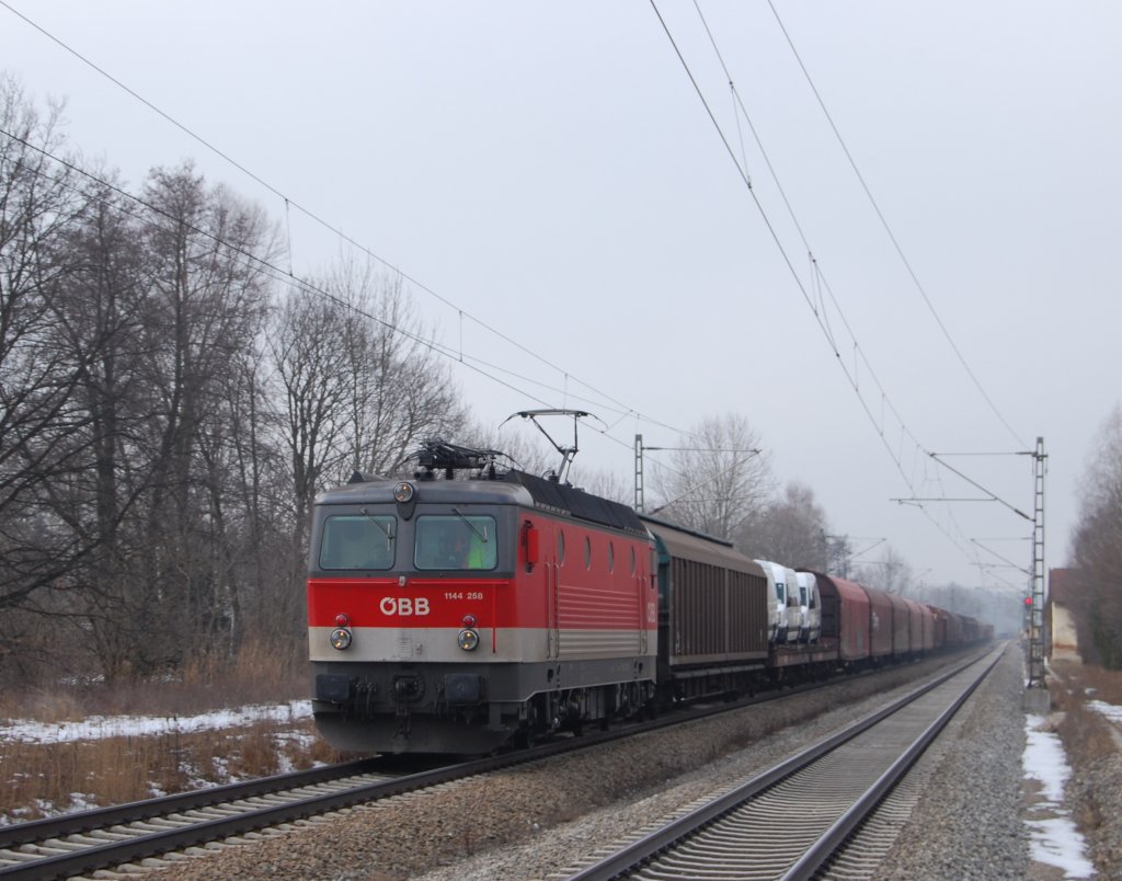 1144 258 durchfhrt mit dem typischen Staubsaugersound in krze den Bahnhof Grokarolinenfeld und strebt gen Rosenheim. 8.2.2010