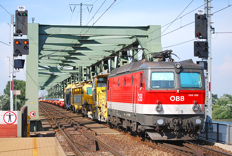 1144 258 berfhrt soeben mit einem Bauzug die Donau mittels der Stadlauer Brcke. (13.07.2010)