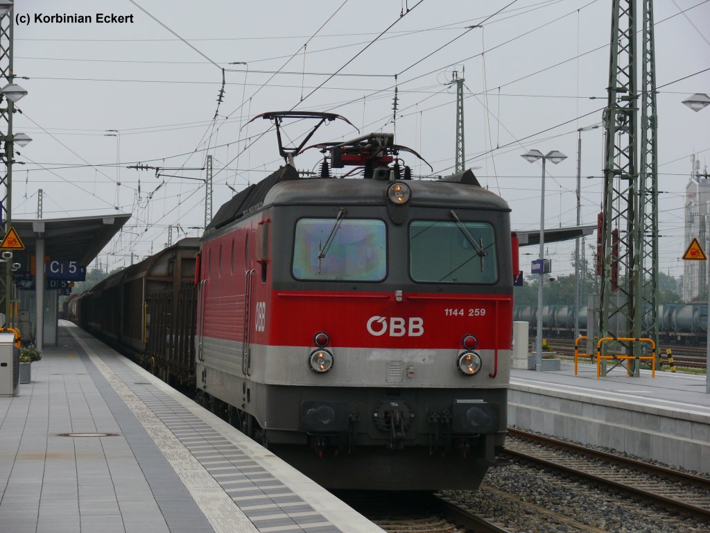 1144 259 der BB mit einem Mischer bei der Durchfahrt in Rosenheim, 14.08.2010
