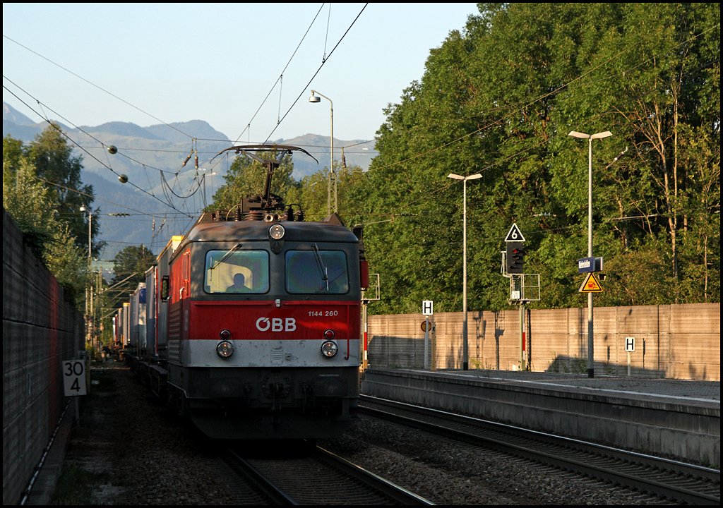 1144 260 durchfhrt mit dem Kombizug, Taltov – Italien, den Grenzbahnhof Kiefersfelden. (06.08.2009)