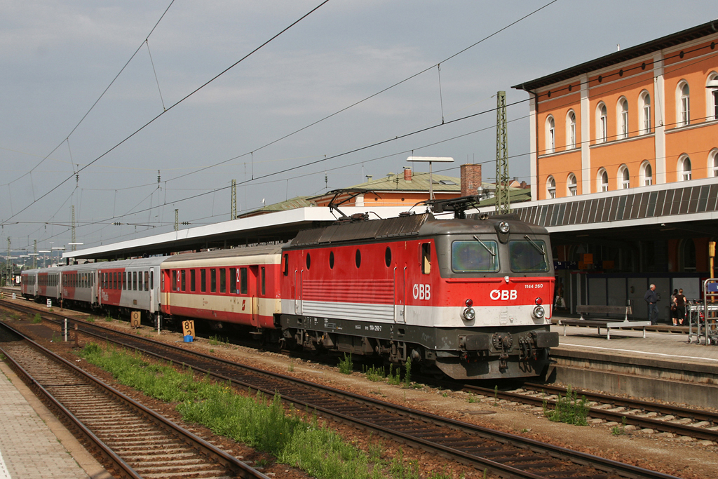 1144 260 mit R 5917 am 11.08.2010 in Passau Hbf.