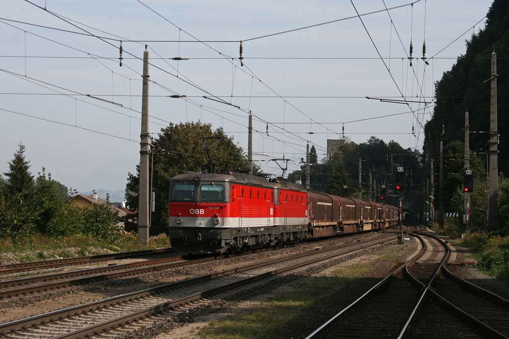 1144 260 und eine Schwesterlok mit einem Gterzug am 26.09.2009 in Brixlegg.