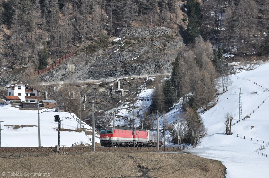1144 261 und eine weitere wuchten am 10.03.2012 einen KLV-Zug bei St. Jodok den Brenner hinauf