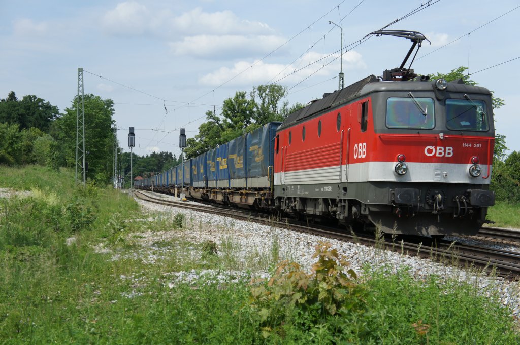1144 261 zieht einen LKW Walther-Ganzzug am 31.05.11 durch den Bahnhof Aling.