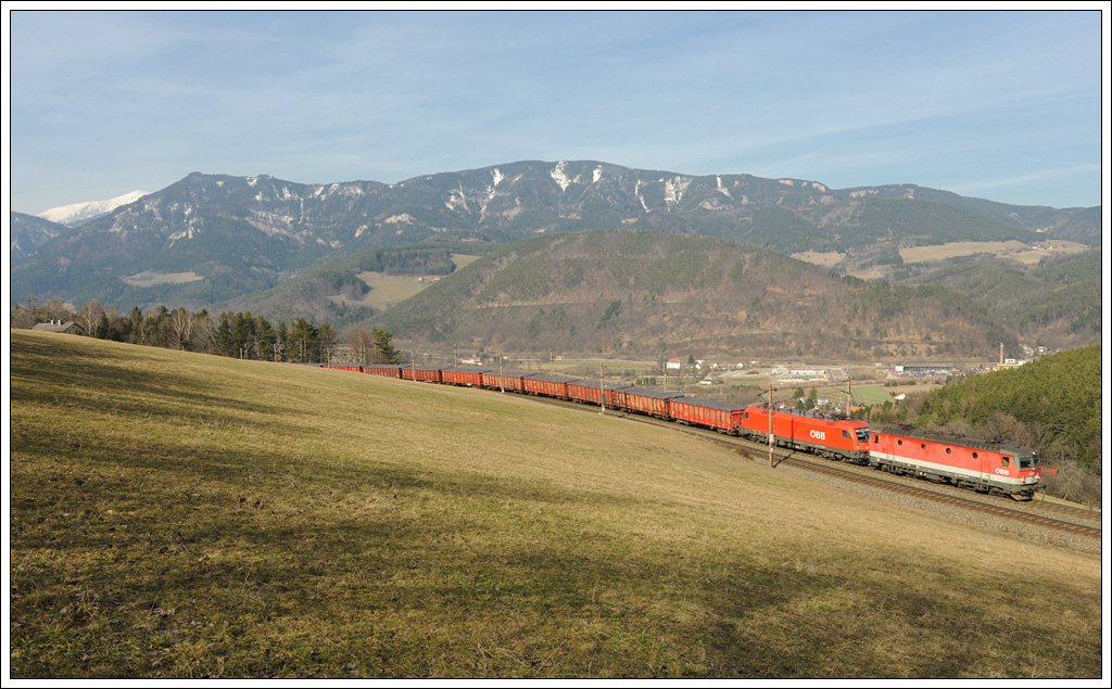 1144 263 als Vorspann vor einem mit 1x16 bespannten Gterzug am 3.3.2012 auf der Apfelweise aufgenommen.