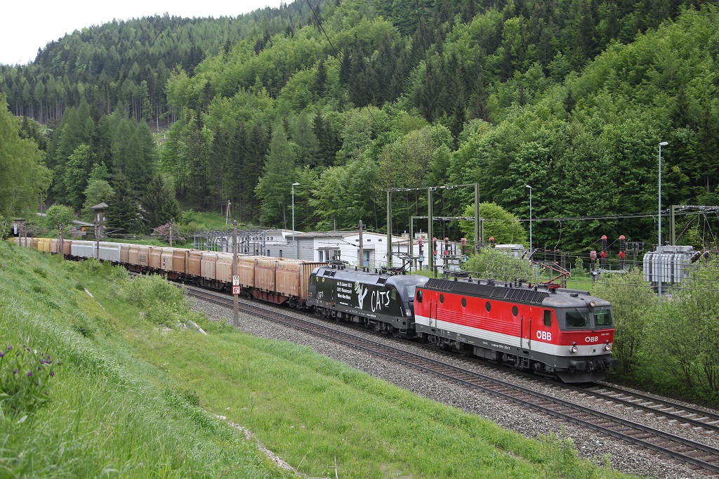 1144 264 + 1116 153 (CATS) haben am 24.05.2013 soeben mit ihrem Gterzug den Scheiteltunnel der Semmeringbahn durchfahren und befinden somit im Bundesland Steiermark.Hinter dem Zug ist das Unterwerk Semmering zu erkennen.