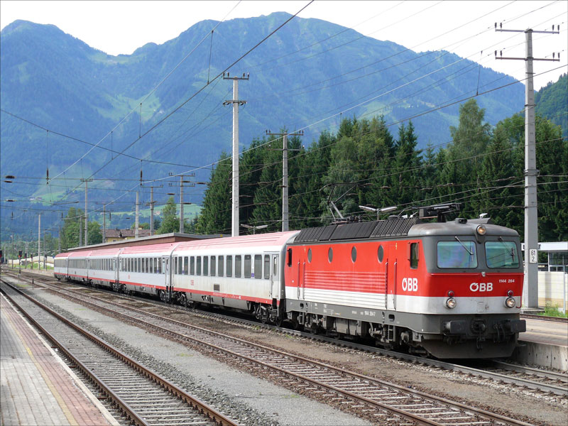 1144 264 mit dem IC 515 Innsbruck - Bischofshofen bei Ausfahrt aus St. Johann im Pongau; 29.7.2010 
