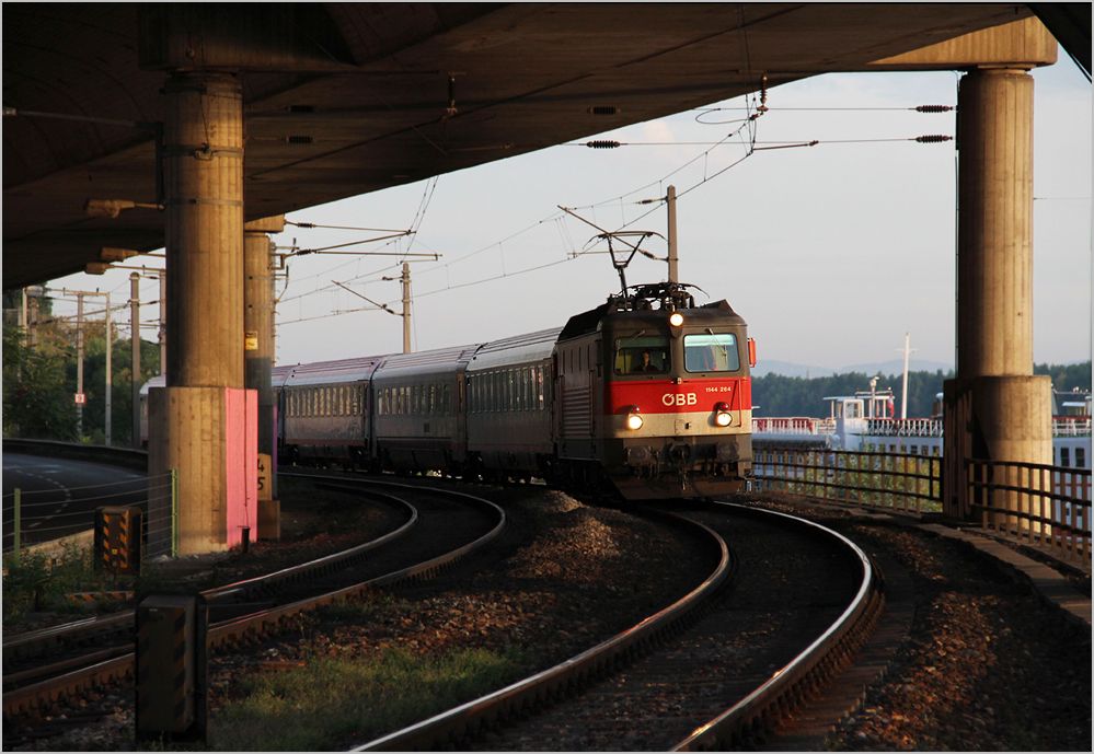 1144 264 mit REX 2105 (Gmnd-Wien FJB) in den ersten Sonnenlichtern kurz vor der Unterquerung der Autostrae, am Donauufer in Wien/Nudorf. 4.10.12