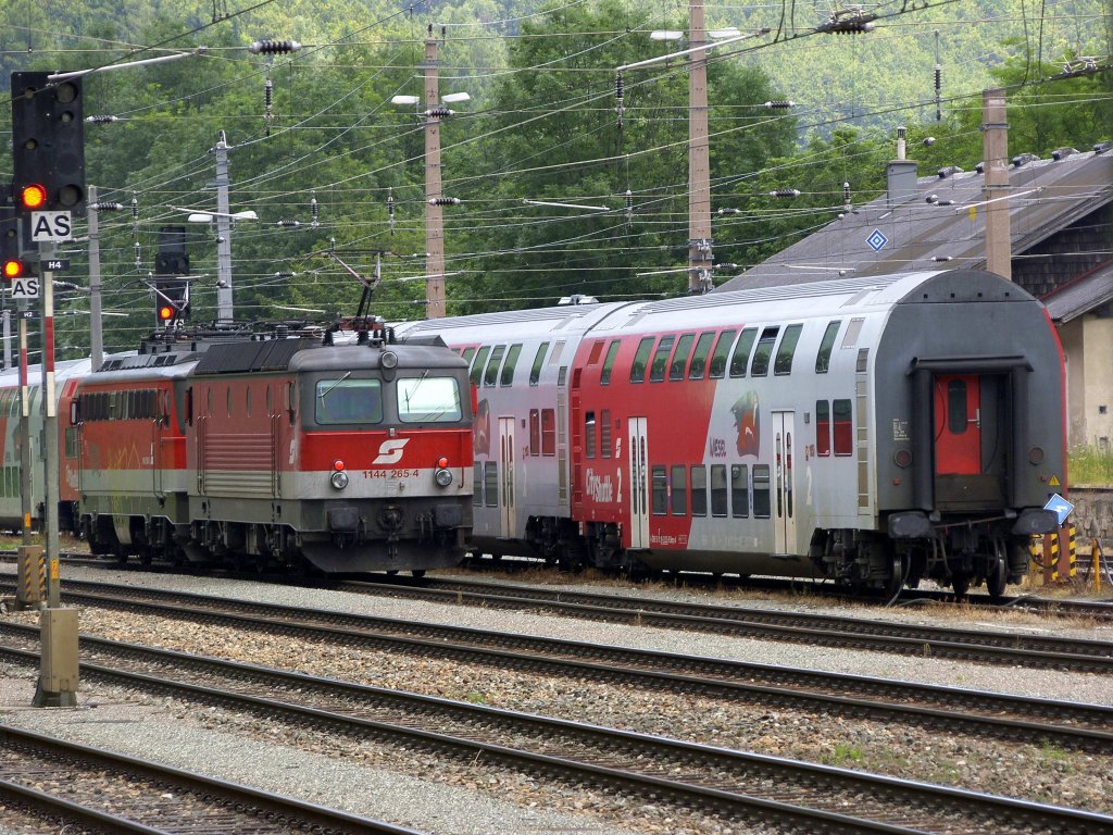 1144 265-4 mit ein paar Wieseln in Payerbach-Reichenau am 4.7.2010