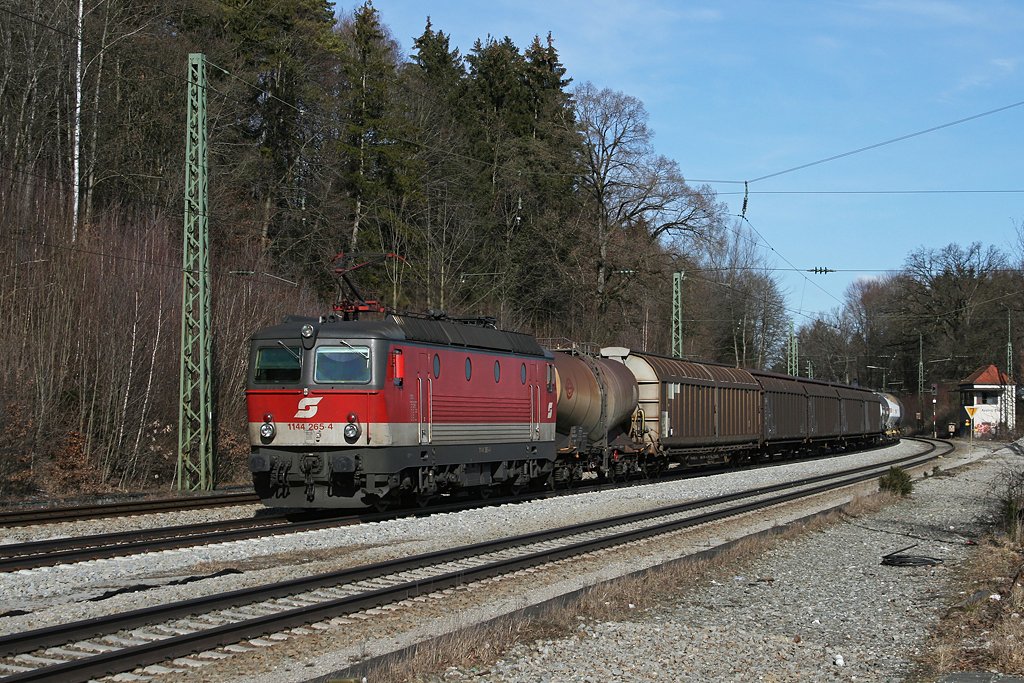 1144 265 mit einem gemischten Gterzug am 27.02.2010 in Aling.