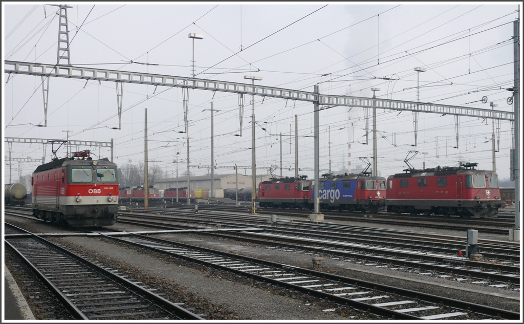 1144 266 und ganz viele Re 4/4 II langweilen sich in Buchs SG. (20.01.2011)