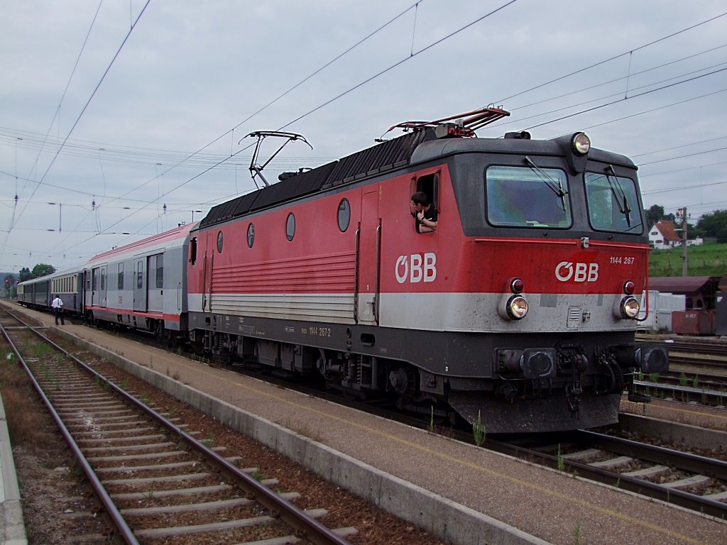 1144 267-2 wartet mit REX5927(ErlebnisZug RadExpressDonau)auf die Abfahrt in Schrding;100907