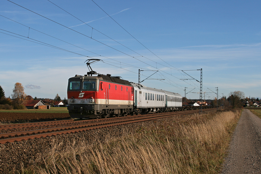 1144 269 mit zwei Miltrzugbegleitwagen und Flachwagenzug am 05.11.2010 bei Sauerlach.