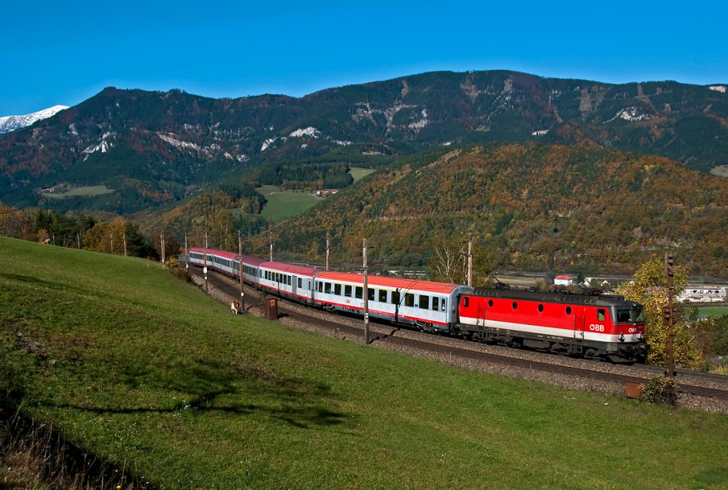 1144 270 ist mit OIC 257 (Wien Meidling - Marburg) unterwegs. Die Aufnahme entstand am 22.10.2010 kurz vor Eichberg.