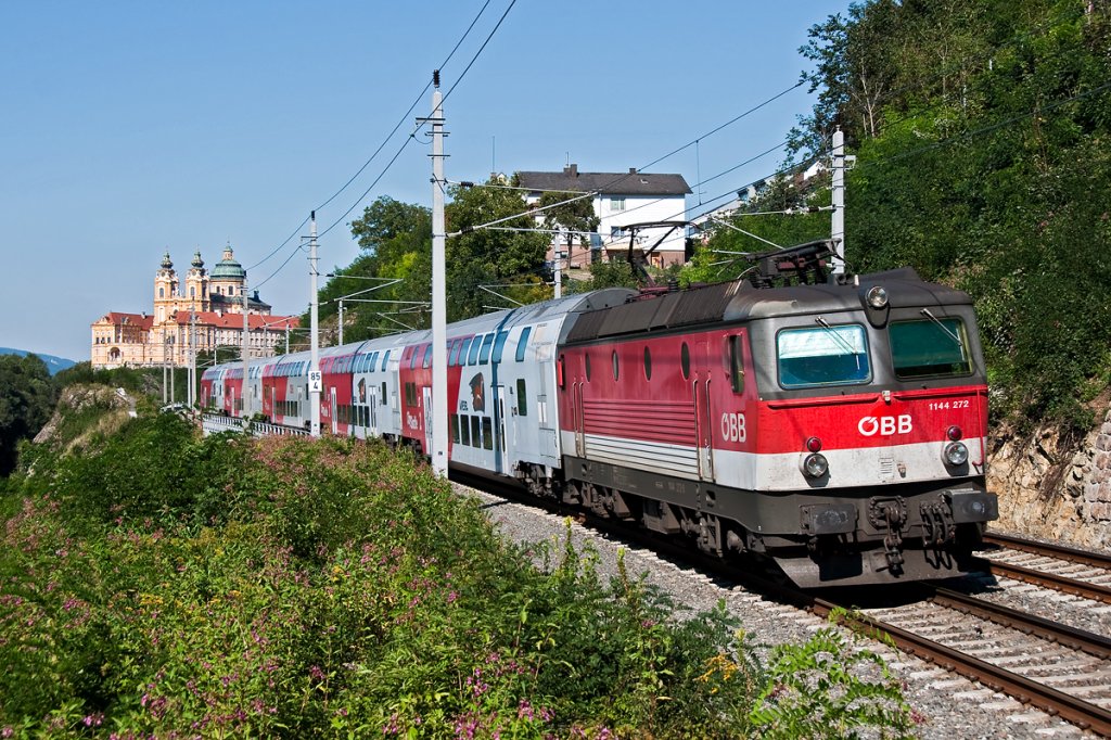 1144 272 ist mit REX 1626 von Wien nach St. Valentin unterwegs. Melk, am 17.08.2011.