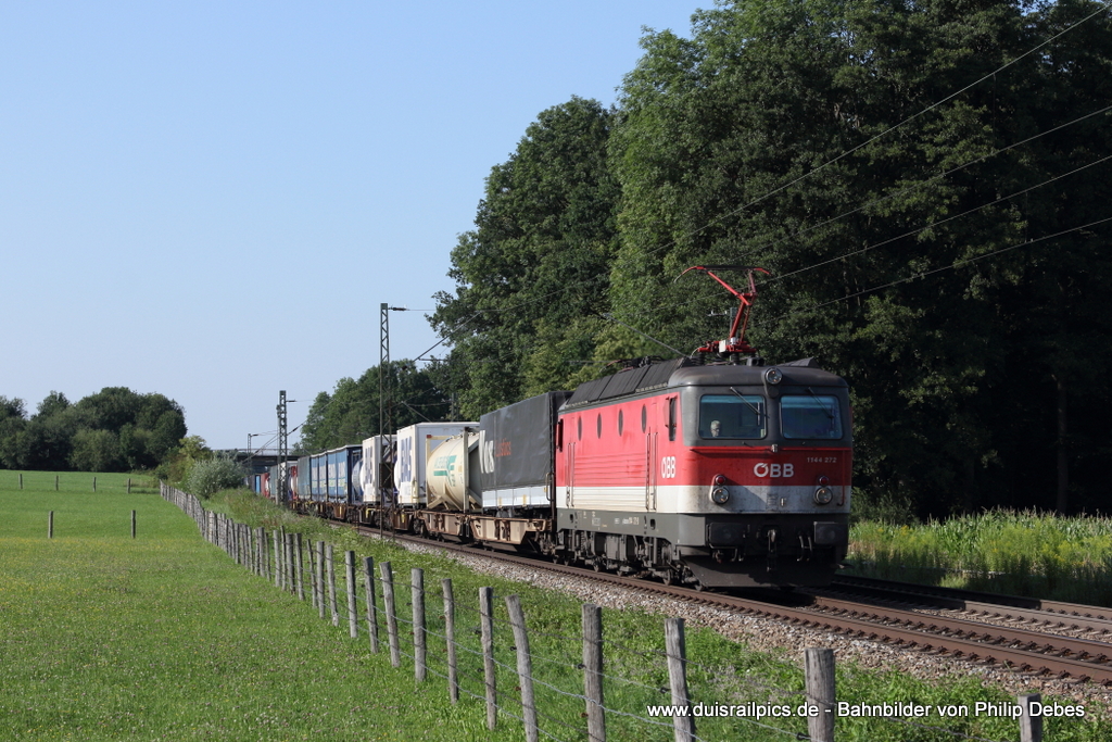 1144 272 (BB) fhrt am 27. Juli 2012 um 17:57 Uhr mit einem Gterzug durch Grokarolinenfeld
