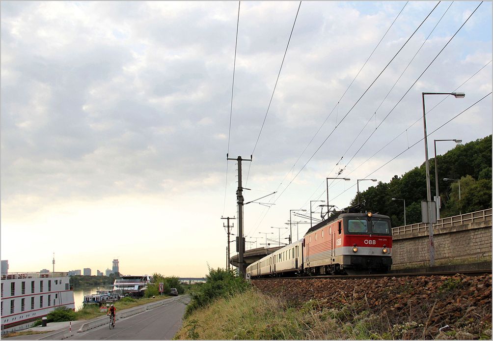 1144 274 mit dem Radexpress Donau am Morgen des 25. August 2012 am Donauufer in Wien/Nudorf. 