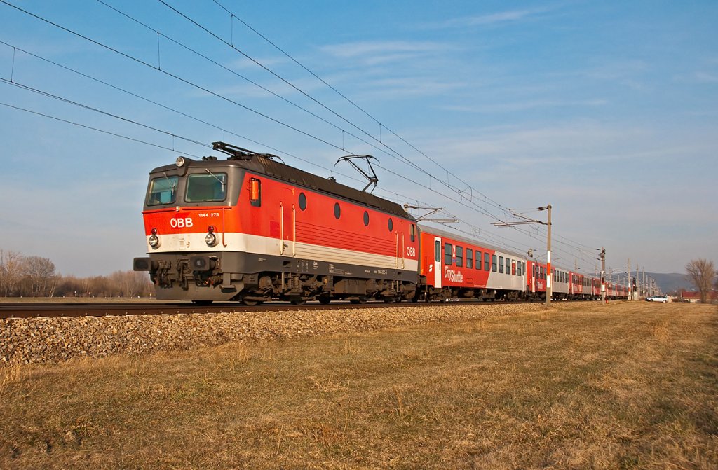 1144 275 brachte am 09.03.2010 den R 2172 von Wien Franz Josefs Bahnhof nach Sigmundsherberg. Die Aufnahme entstand kurz vor Langenlebarn.