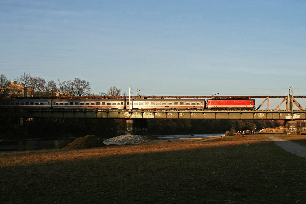 1144 277, eine der letzten „Pflatsch“ 1144 mit IC 83 im letzten Abendlicht in Mnchen. 18.11.2009.