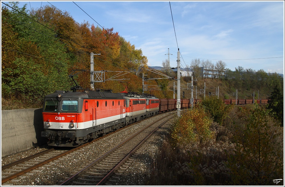 1144 280 & 1142 589 & 1142 596 ziehen den Erzzug LGAG 47497 in Richtung Villach.
Judenburg 24.10.2010