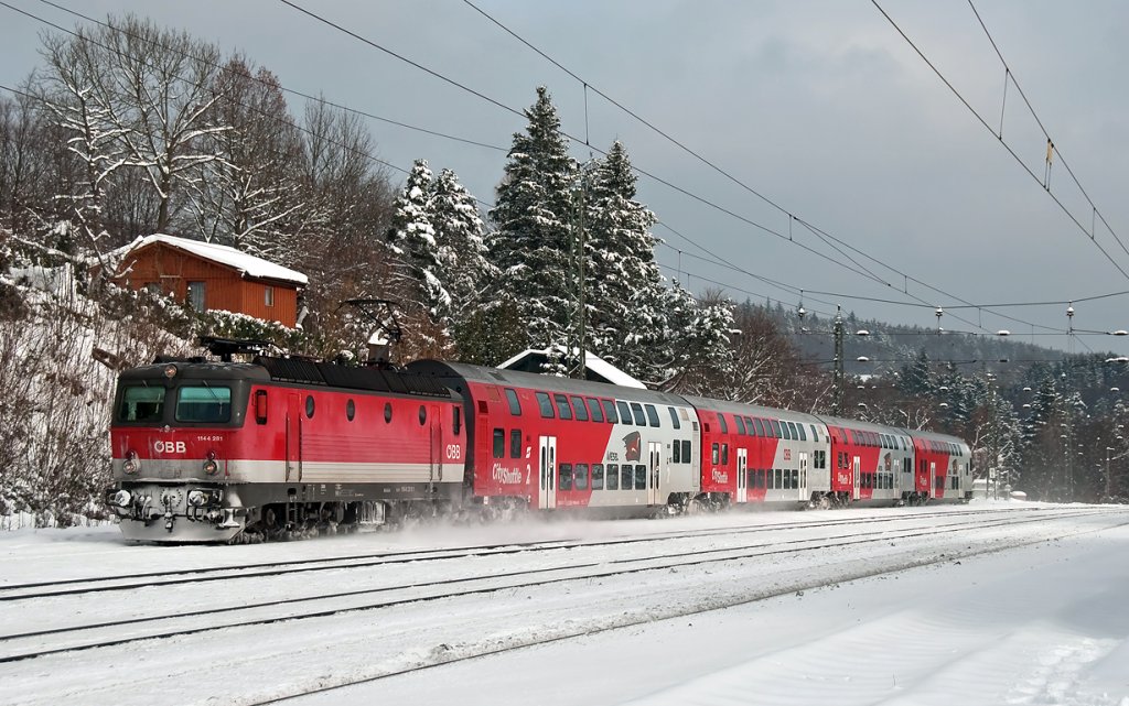 1144 281 mit REX 1620 fhrt in den Bahnhof von Tullnerbach-Pressbaum ein. Die Aufnahme entstand am 04.12.2010.