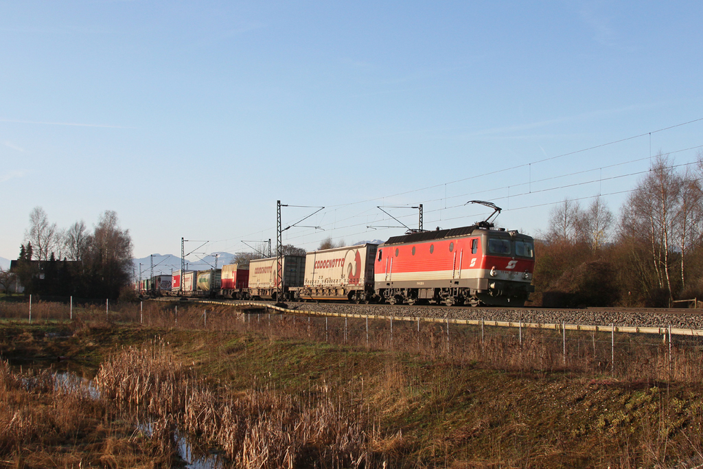 1144 282 ist eine der wenigen 1144, die noch mit einem „Pflatsch“ unterwegs sind. Am 2. April 2011 war sie vormittags mit einem KLV Zug bei Ostermnchen Richtung Mnchen unterwegs.