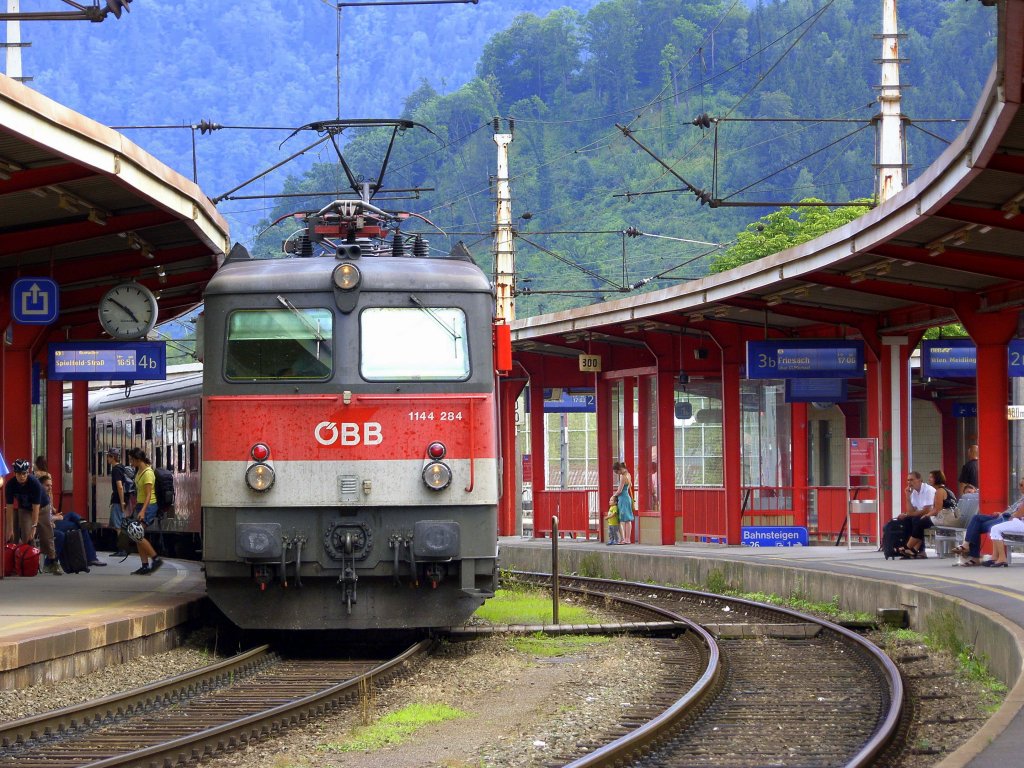 1144 284 in Bruck/Mur als Linie S1 der S-Bahn Graz gerade aus Spielfeld-Stra angekommen. Aufgenommen am 17.07.2011