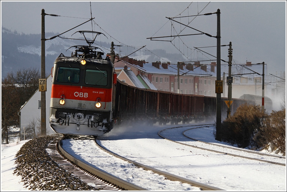 1144 285 fhrt mit einem Gterzug von Villach nach Bruck an der Mur.
Zeltweg