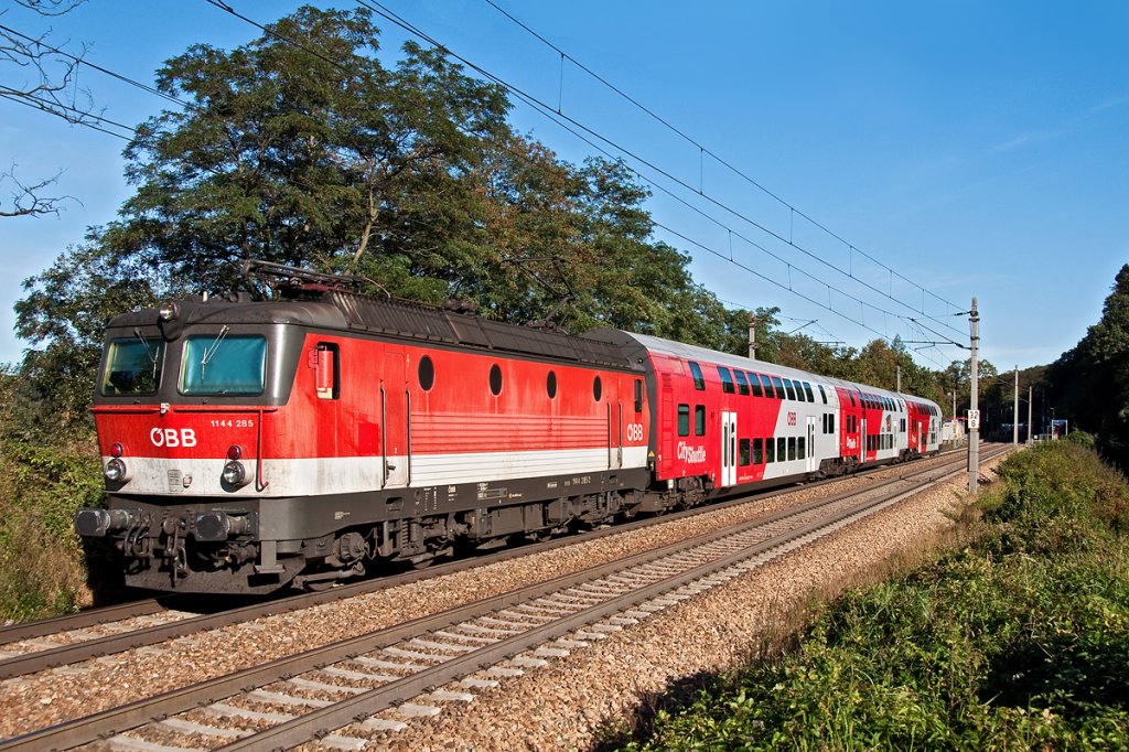 1144 285 ist mit dem R 2030 am 29.09.2011 von Wien nach St. Plten unterwegs. Die Aufnahme entstand kurz nach dem Aufenthalt in Unter Oberndorf.