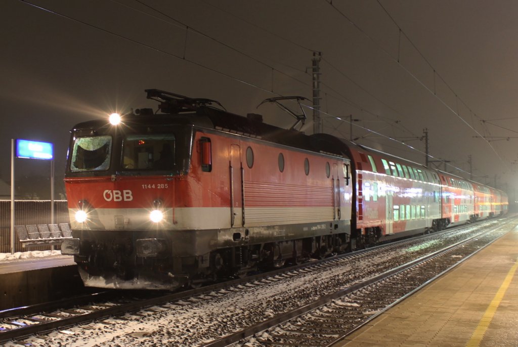 1144 285 mit dem R 2353 von Bernhardsthal (Beh) nach Wiener Neustadt Hauptbahnhof (Nb), hier zum sehen in der Haltestelle Baden (Bf H1); am 08.01.2013
