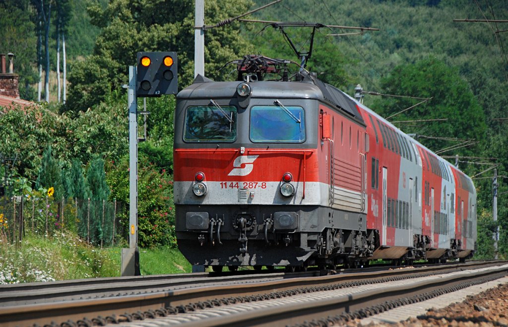 1144 287 bringt R 2022 von Wien Westbahnhof nach St. Plten Hbf. Die Aufnahme entstand am 15.08.2009 kurz vor Tullnerbach-Pressbaum.