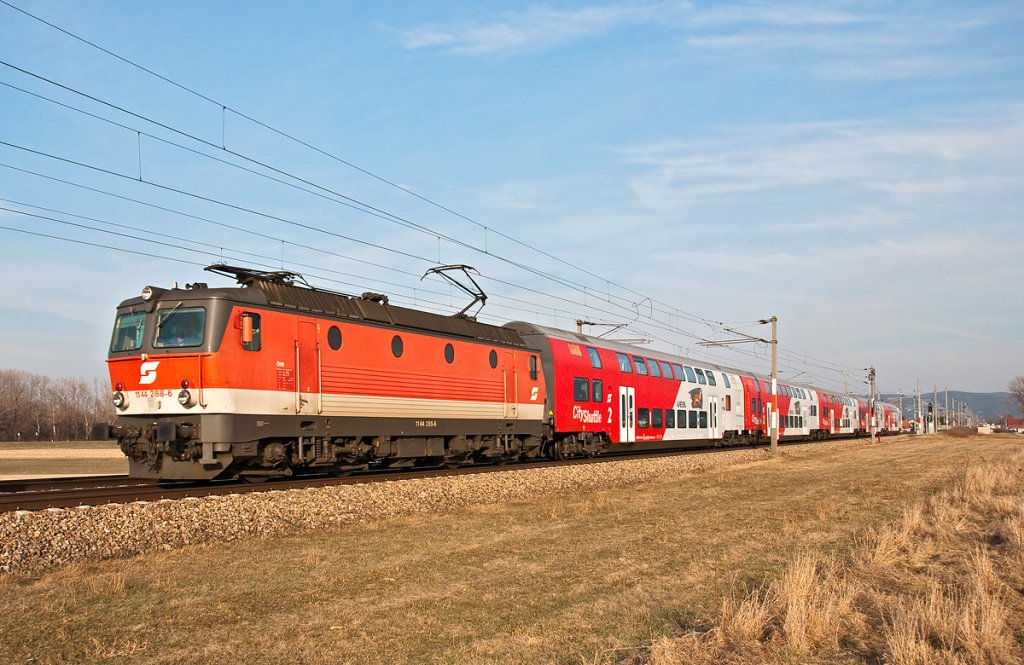 1144 288 mit REX 7124  Kremser Bote , unterwegs nach Krems/Donau. Die Aufnahme entstand am 09.03.2010 kurz vor Langenlebarn.