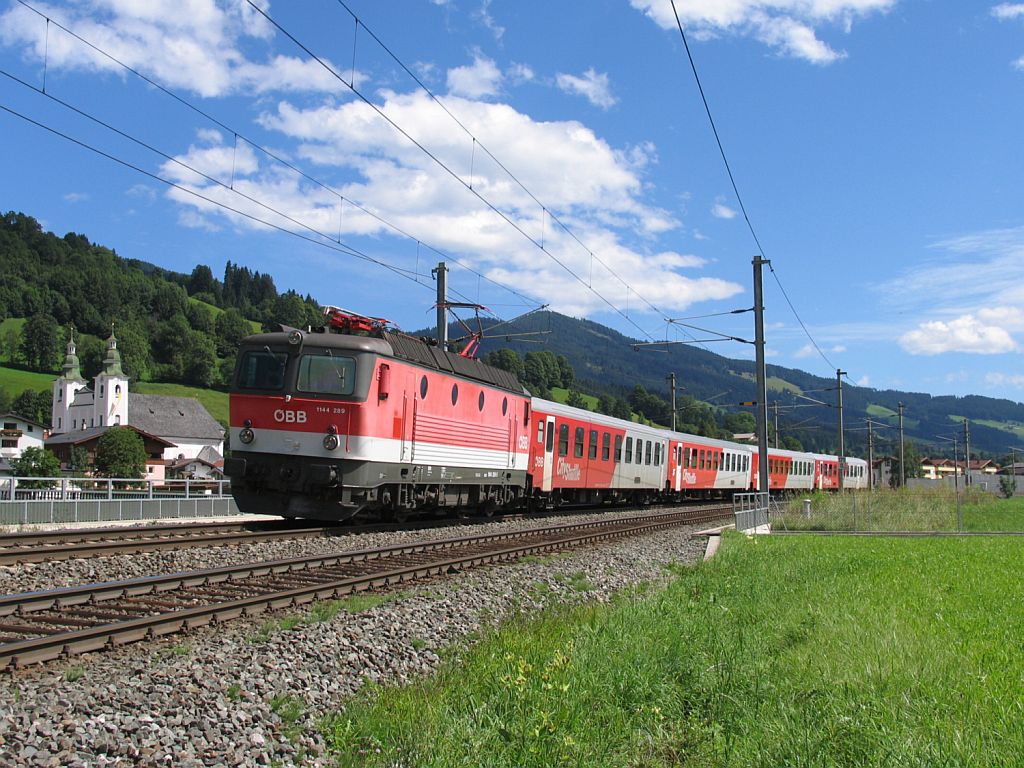1144 289 mit REX 1504 Salzburg Hauptbahnhof-Wrgl Hauptbahnhof bei Brixen im Thale am 15-8-2010.