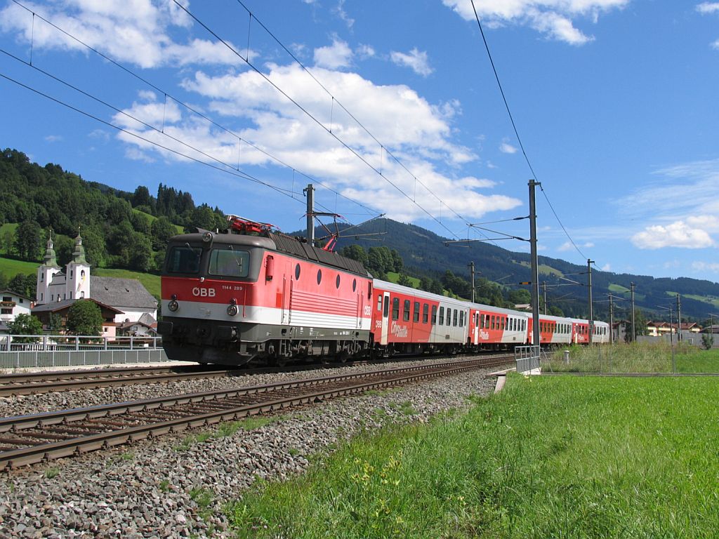 1144 289 mit REX 1504 Salzburg Hauptbahnhof-Wrgl Hauptbahnhof bei Brixen im Thale am 15-8-2010.