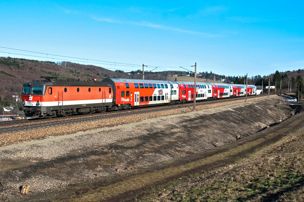 1144 290 fhrt mit REX 1622 von Wien nach St. Valentin und wird in krze Eichgraben-Altlengbach erreichen. Die Aufnahme ist am 06.02.2011 entstanden.