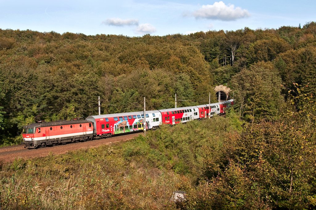 1144 290 ist mit REX 1629  Oskar Kokoschka  von St. Valentin nach Wien Westbahnhof unterwegs. Eichgraben, am 15.10.2011.