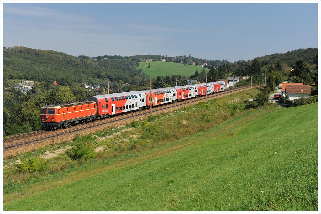 1144 40 bespannte am 16.9.2011 den REX 1622 von Wien Westbahnhof nach St.Valentin. Die Aufnahme entstand in Eichgraben kurz vor der Haltestelle Eichgraben-Altlengbach. 